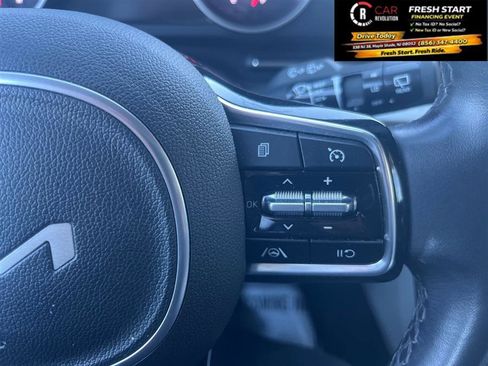 Used 2024 Kia Carnival LX image 16