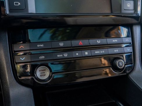 Used 2017 Jaguar F-PACE Premium image 63