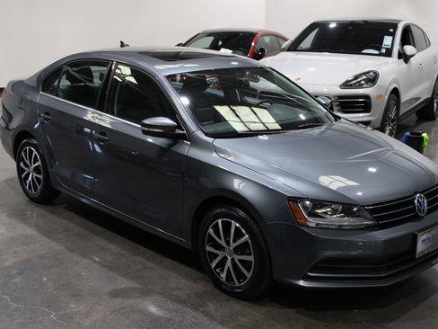 Used 2017 Volkswagen Jetta SE FWD image 5