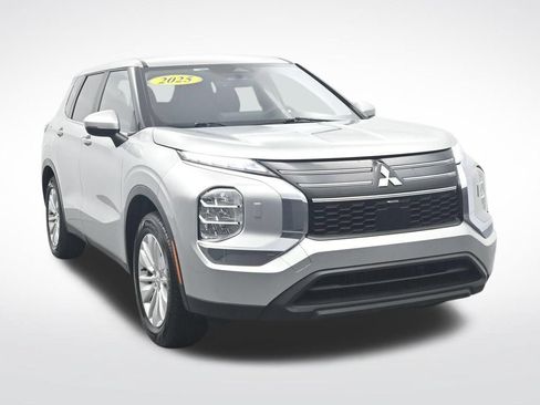 Used 2025 Mitsubishi Outlander ES AWD/4WD image 3