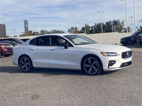 Used 2019 Volvo S60 T5 R-Design image 4