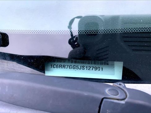 Used 2018 RAM 1500 Classic SLT image 32