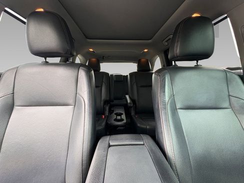 Used 2019 Toyota Highlander Limited Platinum FWD image 2