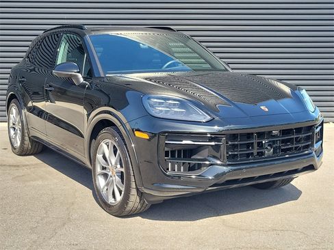 Used 2025 Porsche Cayenne image 9