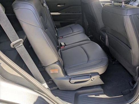 Used 2025 Nissan Pathfinder SL FWD image 19