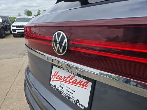 Used 2024 Volkswagen Atlas Cross Sport SE AWD/4WD image 22