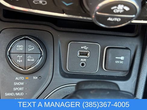 Used 2019 Jeep Cherokee Trailhawk AWD/4WD image 25