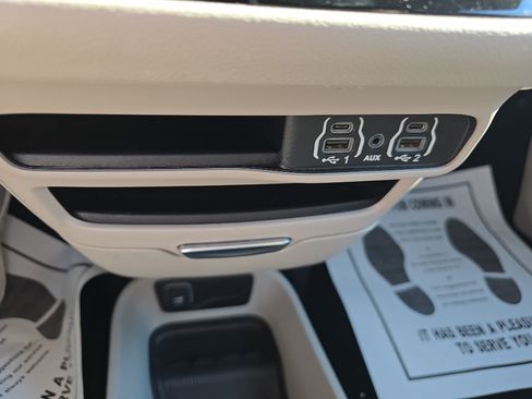 Used 2023 Chrysler Pacifica Touring-L FWD image 21
