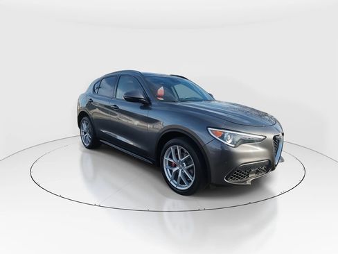 Used 2018 Alfa Romeo Stelvio Ti Sport image 2