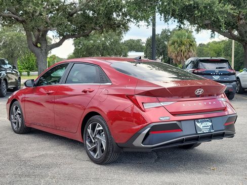 Used 2025 Hyundai Elantra SEL FWD image 3