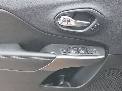 Used 2020 Jeep Cherokee Limited image 24