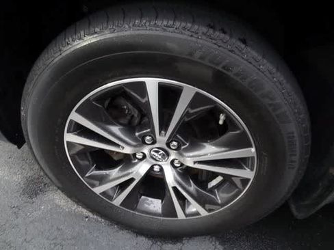 Used 2019 Toyota Highlander LE AWD/4WD image 12