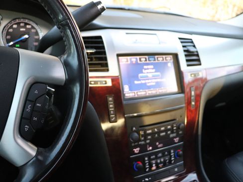 Used 2014 Cadillac Escalade ESV Premium image 13