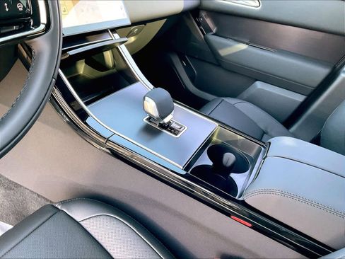 New 2026 Land Rover Range Rover Velar Dynamic SE image 10
