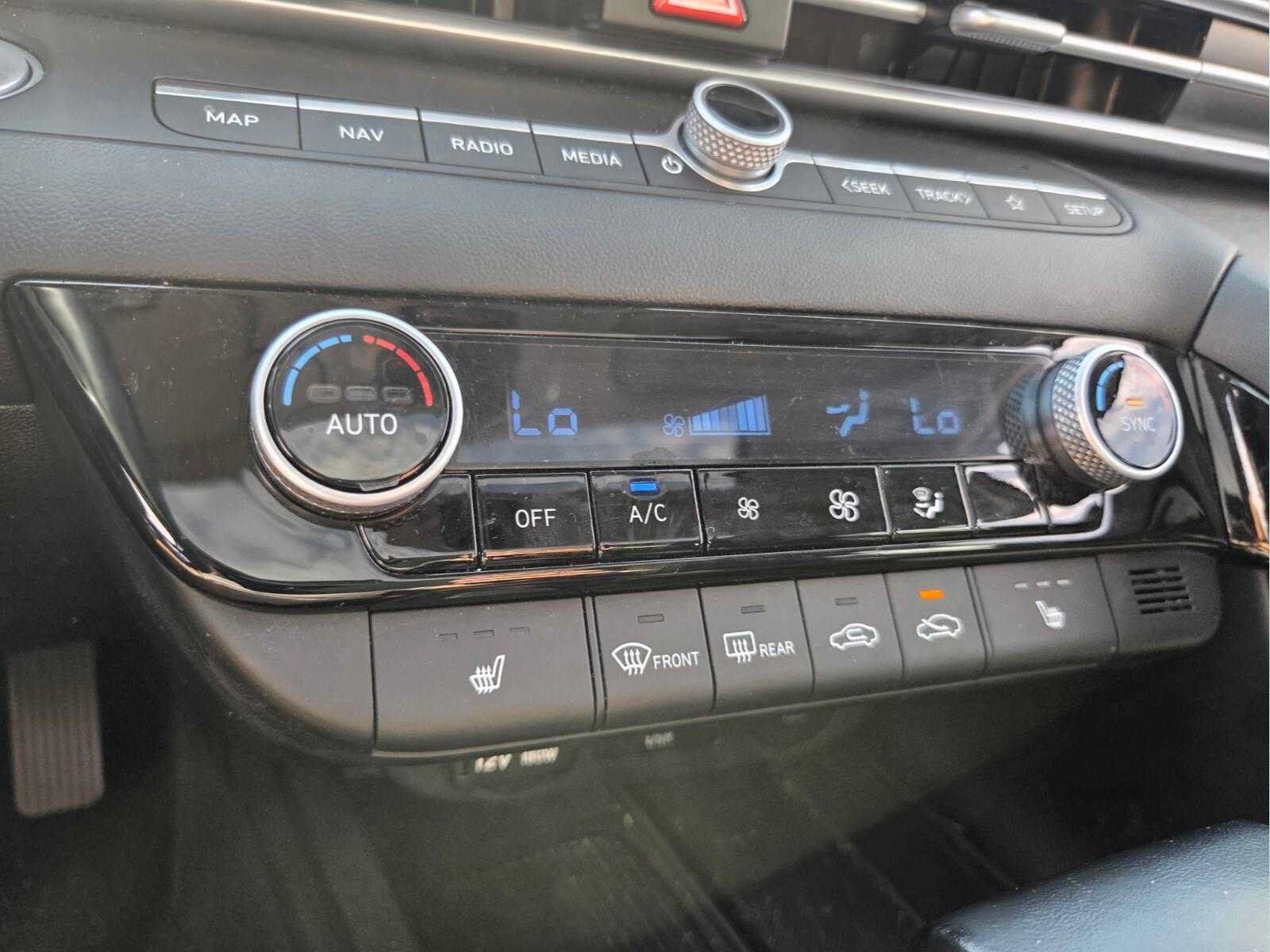 Used 2025 Hyundai Elantra SEL FWD image 23