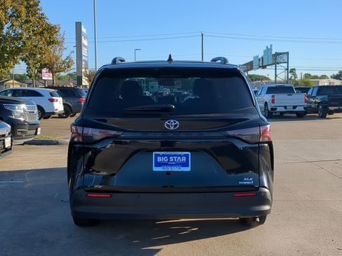 Used 2023 Toyota Sienna XLE image 5