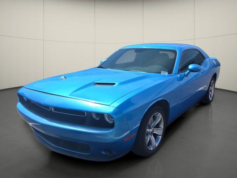 Used 2019 Dodge Challenger SXT RWD image 4