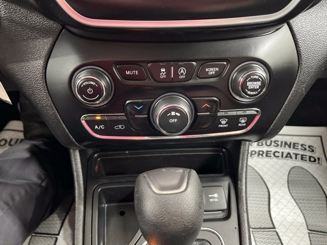 Used 2021 Jeep Cherokee Latitude FWD image 31