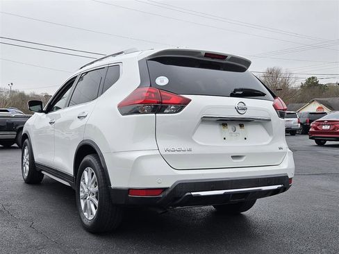 Used 2019 Nissan Rogue SV image 2