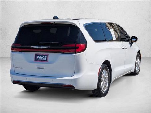 Used 2023 Chrysler Pacifica Touring-L image 5