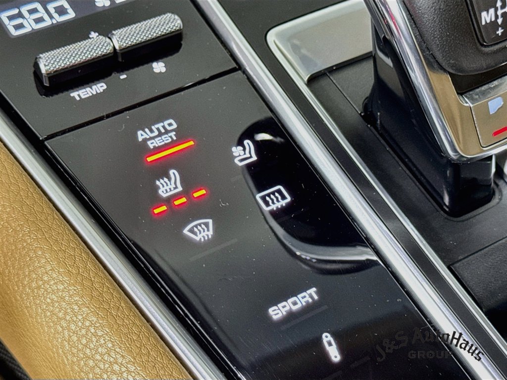 Used 2018 Porsche Panamera 4 AWD/4WD image 27