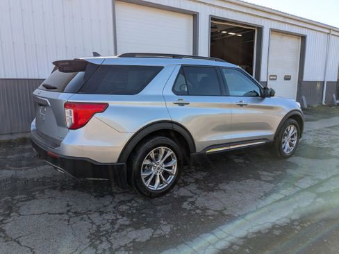 Used 2022 Ford Explorer XLT w/ Equipment Group 202A AWD/4WD image 3