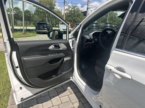 Used 2024 Chrysler Pacifica Touring FWD image 22