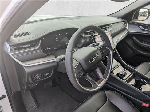 Used 2024 Jeep Grand Cherokee Limited RWD image 10