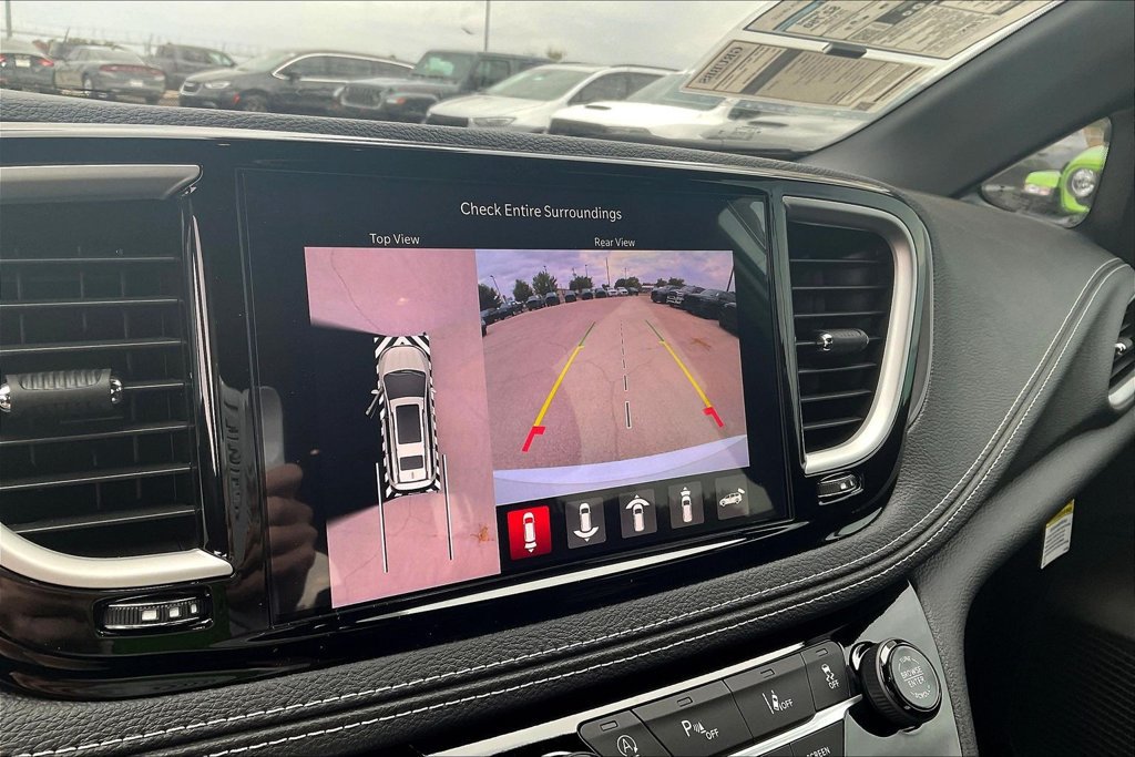 Used 2026 Chrysler Pacifica Select FWD image 16