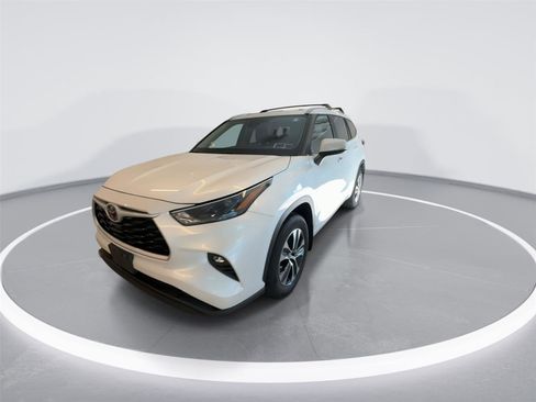 Used 2024 Toyota Highlander XLE AWD/4WD image 4