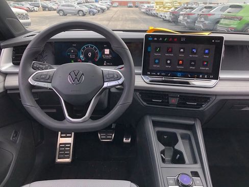 New 2026 Volkswagen Tiguan SE R-Line AWD/4WD image 17
