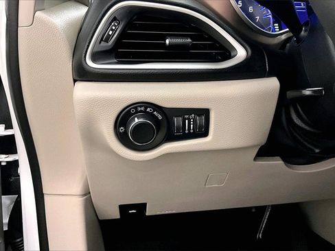 Used 2023 Chrysler Voyager LX image 15