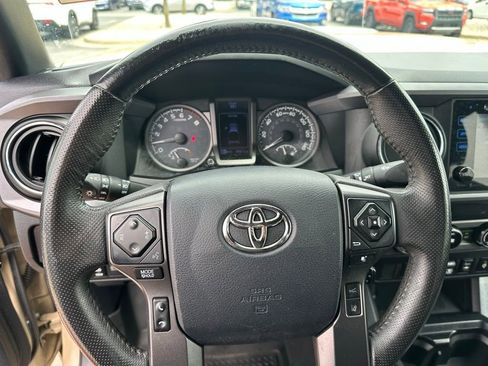 Used 2018 Toyota Tacoma TRD Sport AWD/4WD image 17