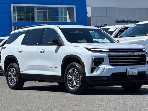 Used 2026 Chevrolet Traverse LT AWD/4WD image 2