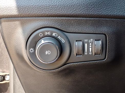 Used 2019 Jeep Compass Latitude FWD image 17
