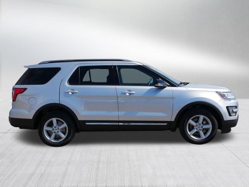 Used 2017 Ford Explorer XLT w/ Equipment Group 201A AWD/4WD image 8