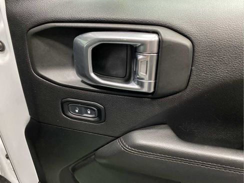 Used 2020 Jeep Wrangler Unlimited Sahara image 29