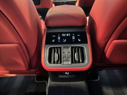 Used 2024 Maserati Grecale Trofeo image 32