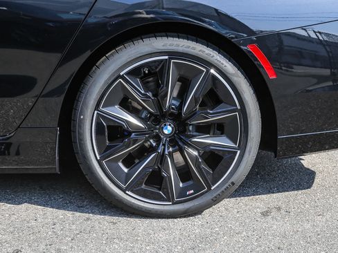 Used 2025 BMW 750e xDrive w/ Premium Package image 8