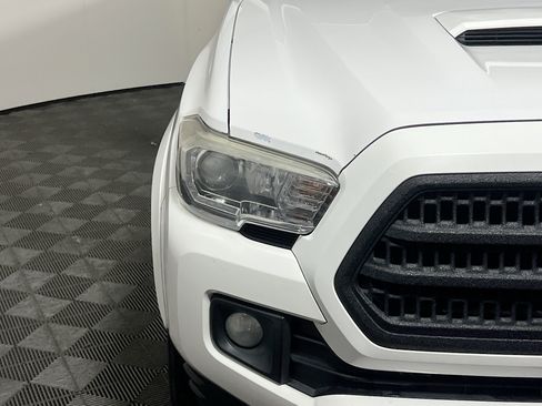 Used 2017 Toyota Tacoma TRD Sport w/ Tow Package (A/T) AWD/4WD image 11