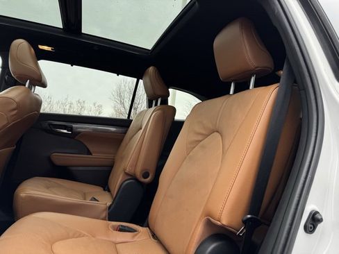 Certified 2022 Toyota Highlander Platinum image 12