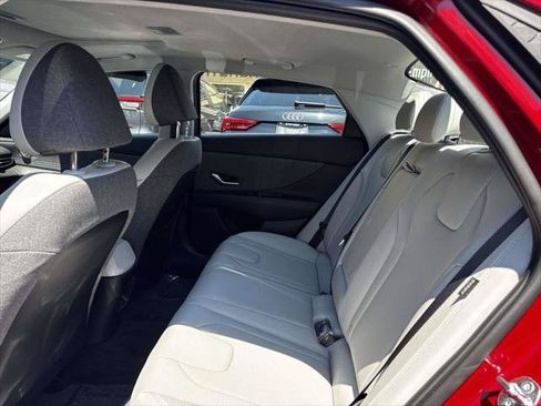 Certified 2025 Hyundai Elantra Limited FWD image 11