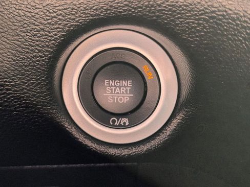 Used 2025 Chrysler Pacifica Select image 24