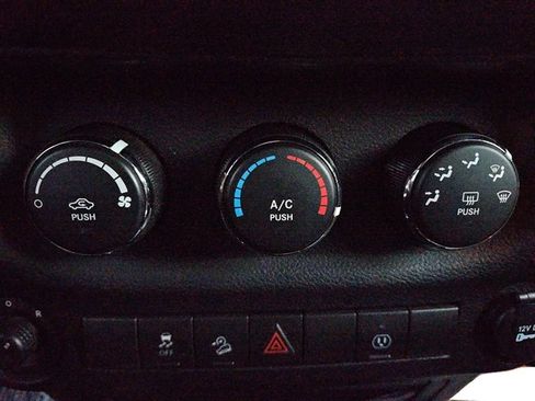 Used 2015 Jeep Wrangler Unlimited Sahara w/ Connectivity Group image 31