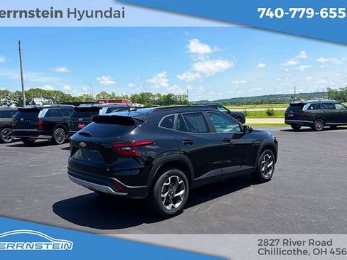 Used 2025 Chevrolet Trax LT FWD image 27