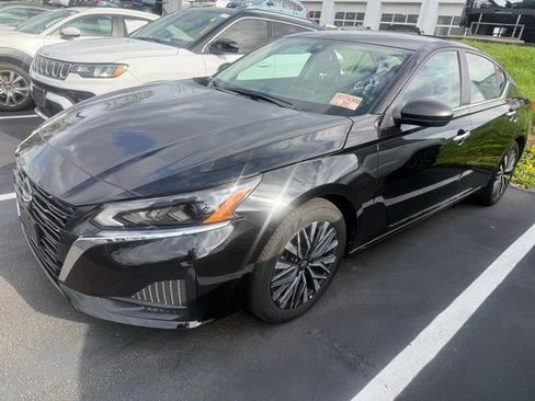 Used 2025 Nissan Altima 2.5 SV image 2