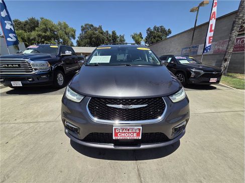 Used 2022 Chrysler Pacifica Touring-L FWD image 2