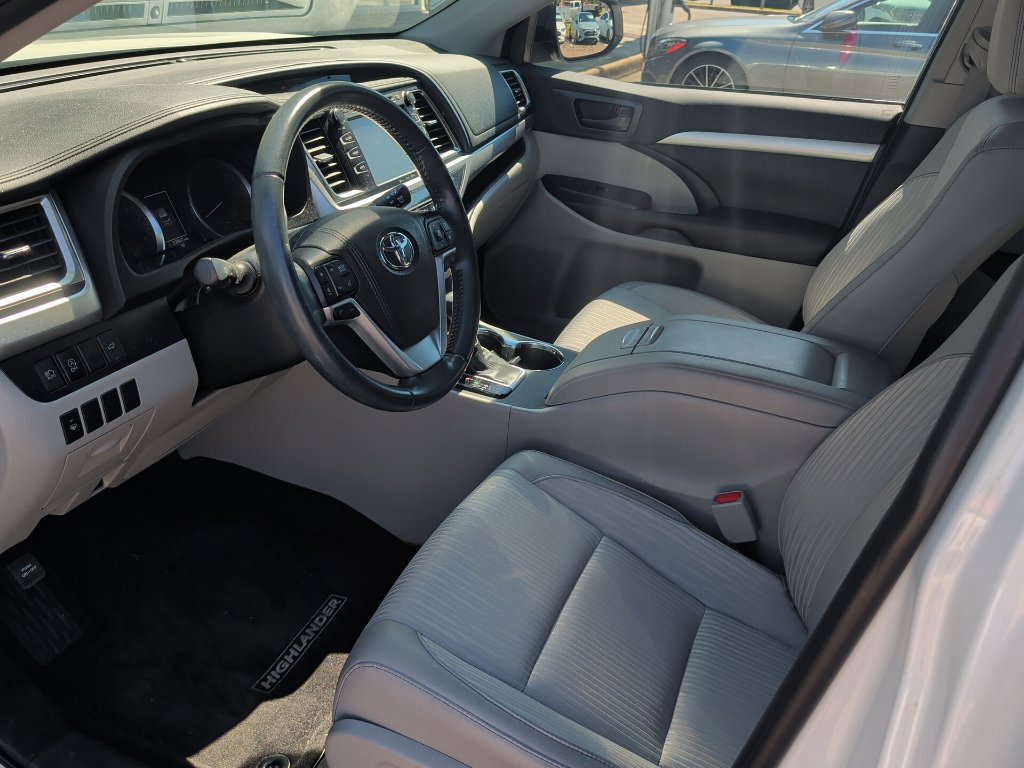 Used 2019 Toyota Highlander Plus FWD image 17