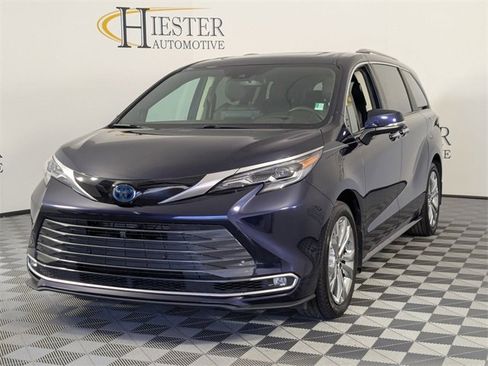 Used 2024 Toyota Sienna Platinum image 4