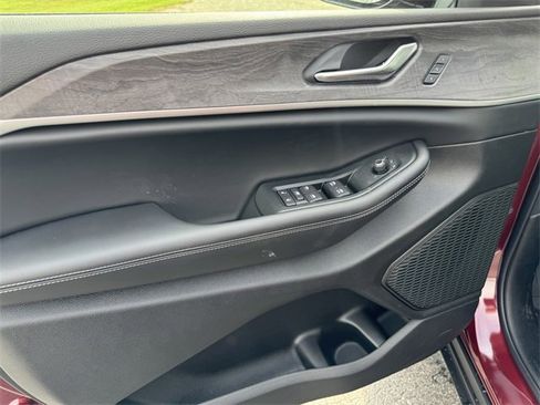 New 2025 Jeep Grand Cherokee Limited image 18